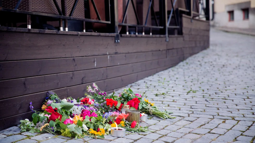 Blommor vid mordplatsen morgonen efter knivdådet under Almedalsveckan.