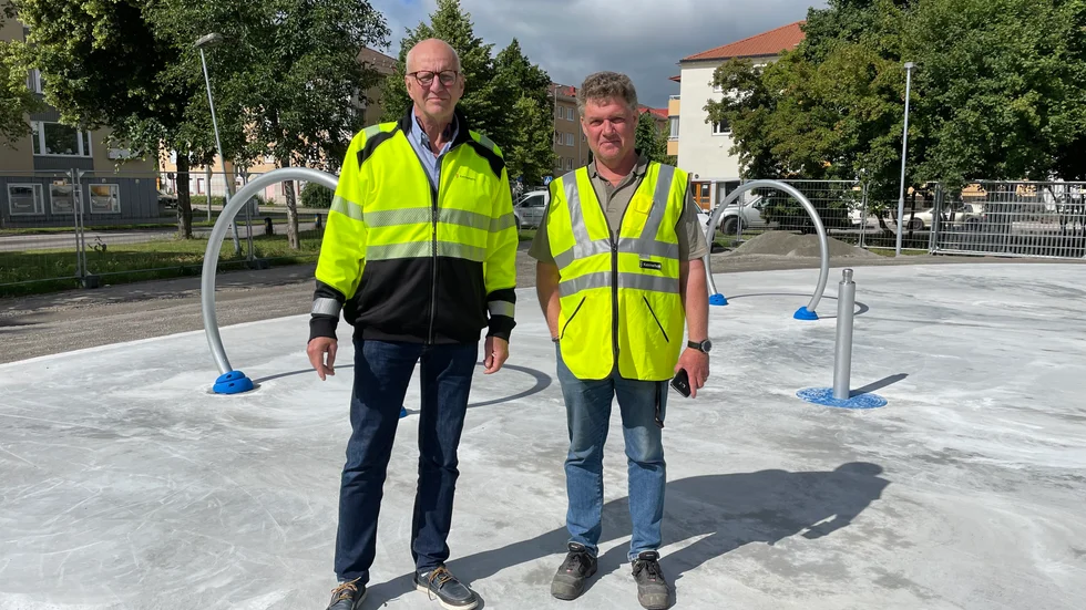 Michael Antonsen, parkintendent för Katrineholms kommun och Johan Larsson, arbetschef. Nya cykelbanor och belysning kommer att byggas i anslutning till vattenleken.