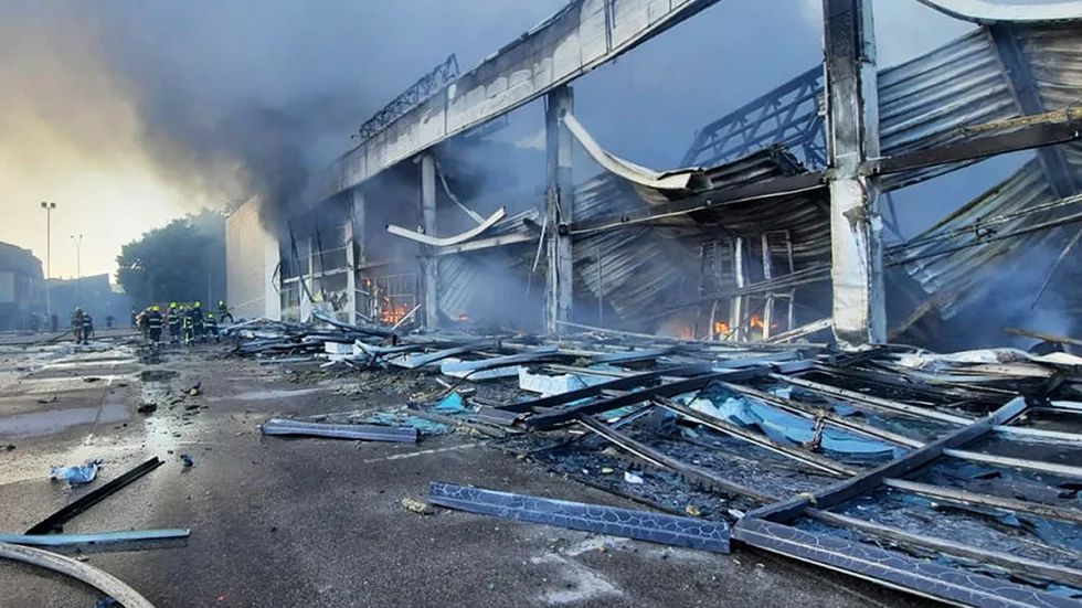 I måndags bombade Ryssland ett köpcenter i ukrainska Krementjuk med en missil. 1000 civila uppges ha funnits i byggnaden som jämnades med marken. (AP)