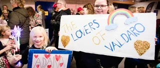 BILDEXTRA: Nu är Katrineholmsfansen på plats på Melodifestivalen