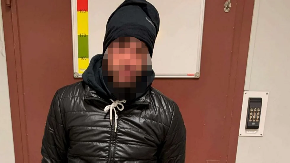 Den efterlysta 24-åringen i polisarresten efter gripandet i oktober 2021. Då misstänkt för mordförsök och grovt vapenbrott. Han friades dock och domen är överklagad.