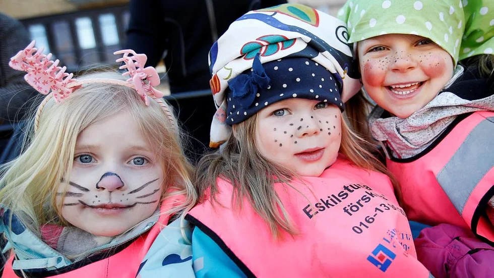 Moa, Billie och Ella från Fria förskolan på Odengatan, kom vackert påskpyntade till paraden.