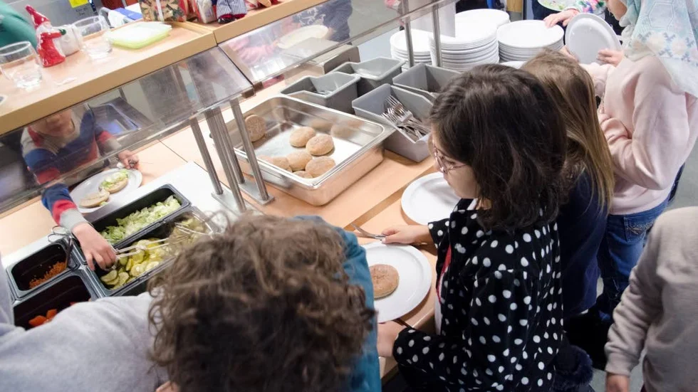 D-skolan har jobbat med att minska matsvinnet, men ibland räcker itne maten ändå.