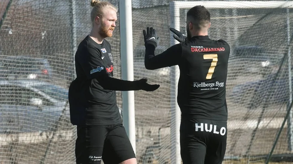 Trosa Vagnhärads anfallsess Marcus Björklund (till vänster) fortsätter att leverera mål på löpande band. Han stod för hälten av TVSK:s målskörd i 6-3-segern borta mot Värmdö.