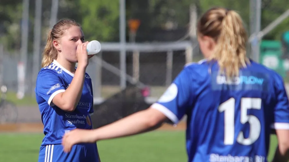 Maja Hellberg och de andra i DFK hade en tuff kväll mot serieledaren Hallsberg.