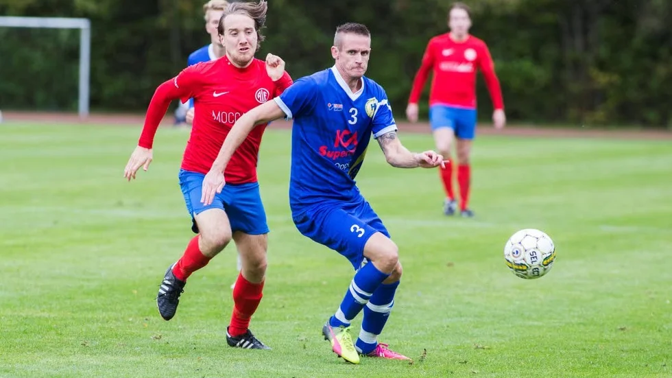 Sebastian Hallberg Nilsson, som var med om Hargs BK:s division 3-avancemang ifjol, ryckte in när det saknades en hel del spelare. 34-åringen svarade för hemmalagetst tröstmål i onsdagsmötet med mittenlaget Ängby.
