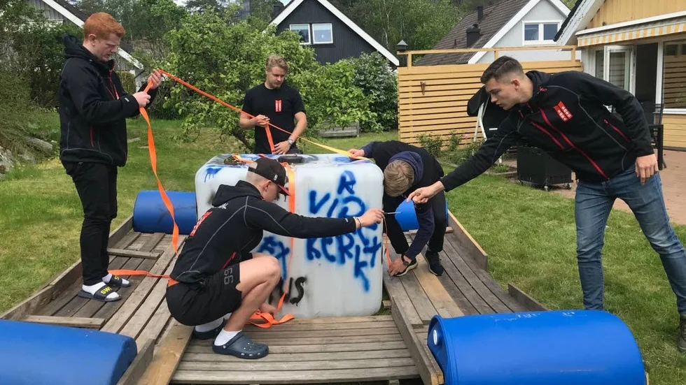 Man tager vad man haver. Spännband ska hålla "dunken" på plats.
