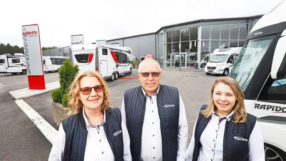 Cecilia, Jan och Linnea Östling driver Tumbo Husvagnar.