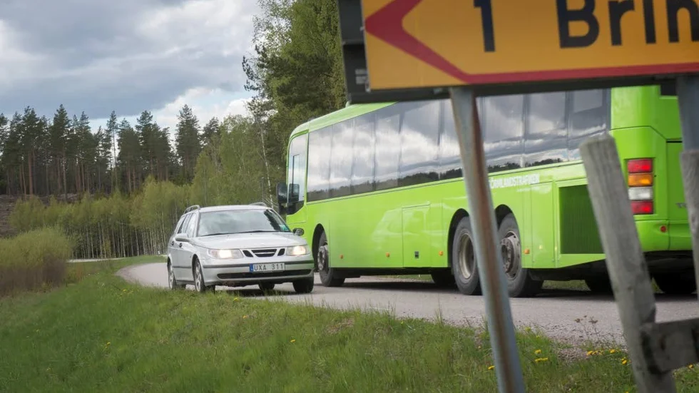 Det är trångt att mötas på väg 830 mellan Gnesta och Töle