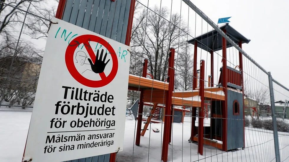 Borgen i Västervikens lekpark har börjat rivas, men arbetet pausades på grund av snö och kyla.