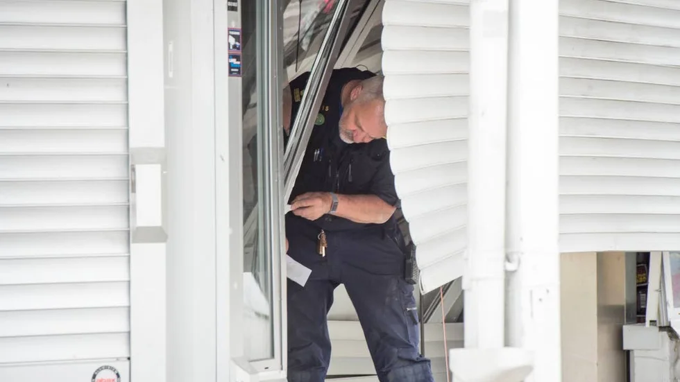 Bengt Nyström kriminaltekniker säkrar bevis på platsen.