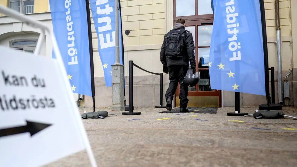 Om politiker tycker att människor inte förstår frågorna så har de till största del sig själva att skylla.