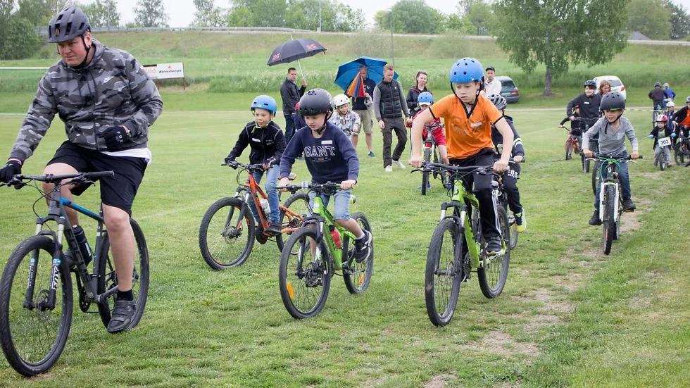 Alexander Söderberg tog med sig cyklisterna ut på en provrunda före loppet.