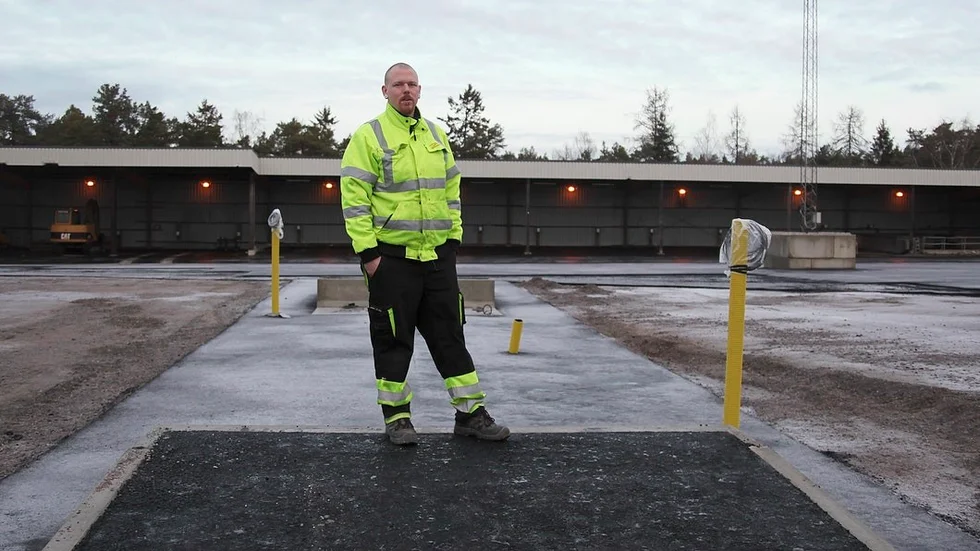 Så snart den stora bilvågen, som under tisdagen lyftes in i tomrummet mellan ramperna, är kalibrerad så kan verksamheten snurra i gång. På plats finns än så länge en nyanställd, driftsansvarige Sebastian Bolin från Härad.