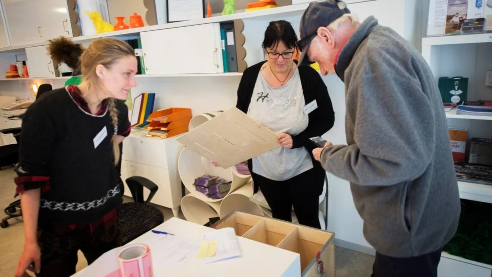 Anna Krantz och Karolina Melin kontrolerar så att valurnan är tom, med hjälp av Carl-Johan Olausson.