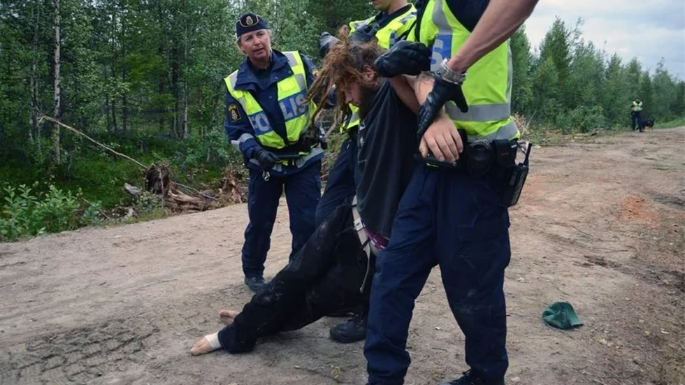 Polisen grep flera aktivister i Kallak den 29 juli som blockerade vägen in till gruvområdet.