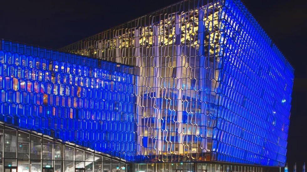 Storstilat bygge. Konserthuset Harpa lyser upp den isländska kvällen med ljusdesign signerad den internationellt kände konstnären Olafur Eliasson, som tillsammans med arkitekten Henning Larsen ritat byggnaden.