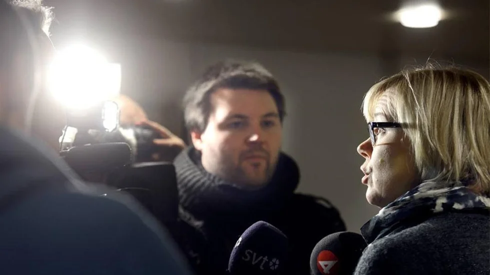 MEDIEHETT. Ett relativt stort antal personer från media ville givetvis också ha sitt. Här är det TV4 intervjuar Ulrika Schönbeck efter att tingsrätten meddelat sitt beslut.