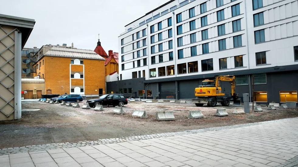 Tomten. Det är den här tomten det handlar om. I dag är det en parkering mellan lilla Shopping och hotell Clarion Sense.