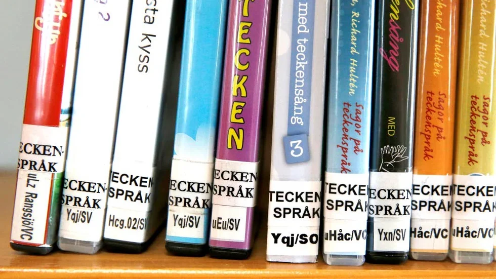 Tecknat.  Stadsbiblioteket i Piteå har en speciell hylla med några få barn- och ungdomsböcker översatta till teckenspråk på DVD-film, men inga för vuxna.