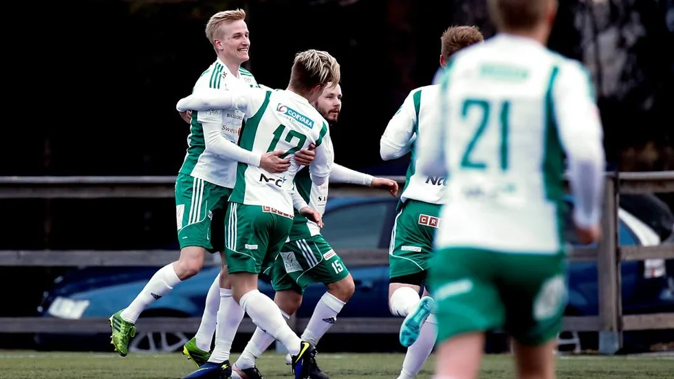 Jubel. Assispelarna firar ett av sina två mål i segermatchen.