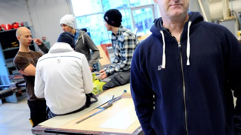 HOPPAS PÅ FLERA. Peter Lundqvist är lärare på plåtslagarutbildningen vid Luleå gymnasieskola. Han har få men duktiga elever. Bakom honom alla elever i klass tre som i onsdags var med i uttagningstävlingen till" SM för unga plåtslagare 2014"