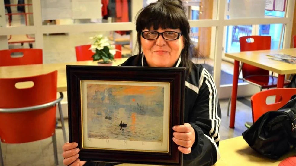 JULKLAPP. Siv Landström har köpt en tavla på Röda Korsets second-hand-butik Kupan i Luleå. "Det är en julklapp åt mig själv. Den ska jag hänga i min nya lägenhet.