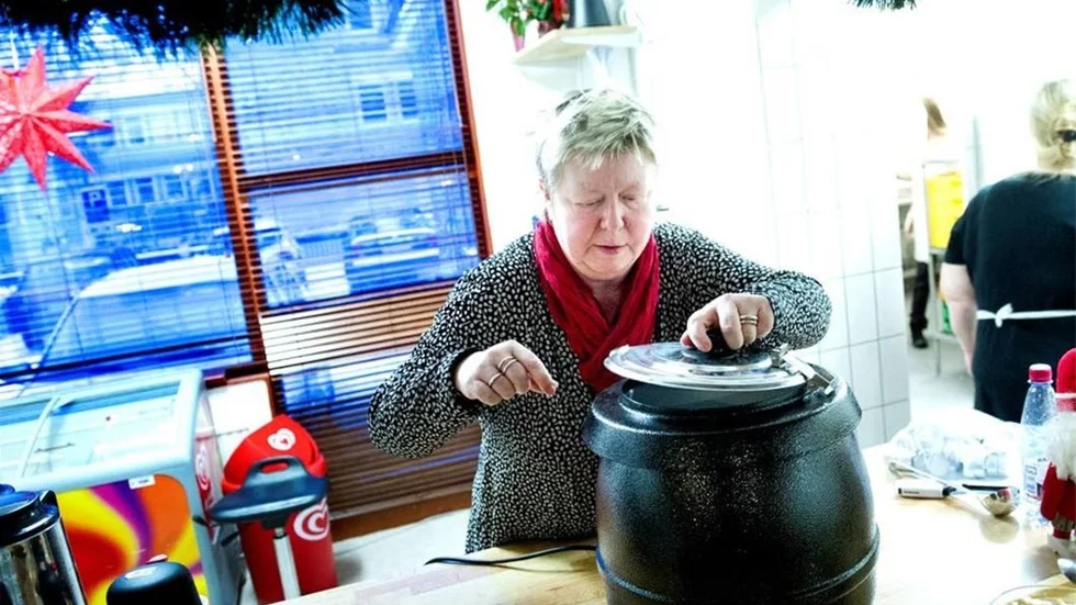 GRYTAN KOKANDE. Lena Edenbrink har koll på att det är varmt i grytan.