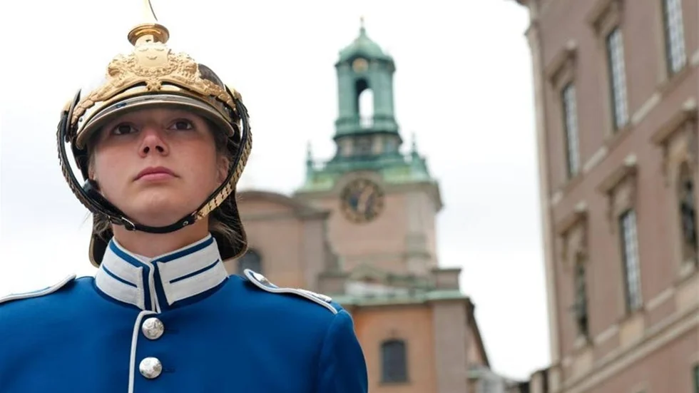 Högvakten löser av utanför slottet.