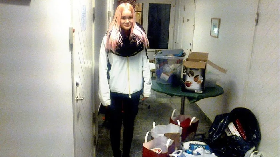 JULGÅVOR. 13-åriga Emmy Kostet startade på egen hand en insamling för de hemlösa i Luleå.