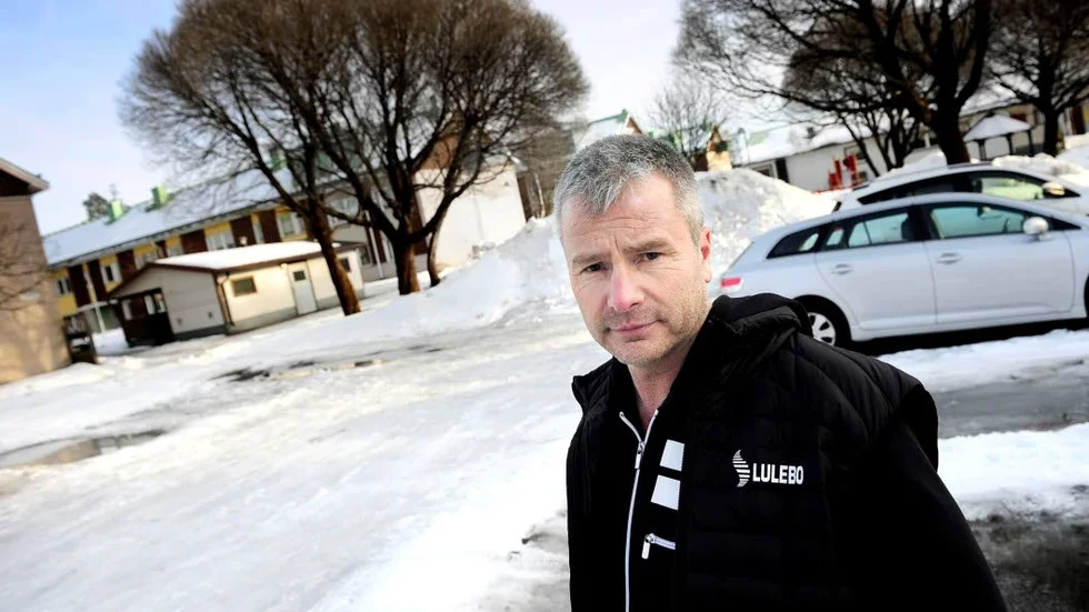 OROAD. Kvartersvärden Arne Ekström fick på måndagen ta emot många samtal från oroade Hertsöbor. "Jag hoppas verkligen att polisen få fatt i den som orsakat nattens brand", säger Arne Ekström.