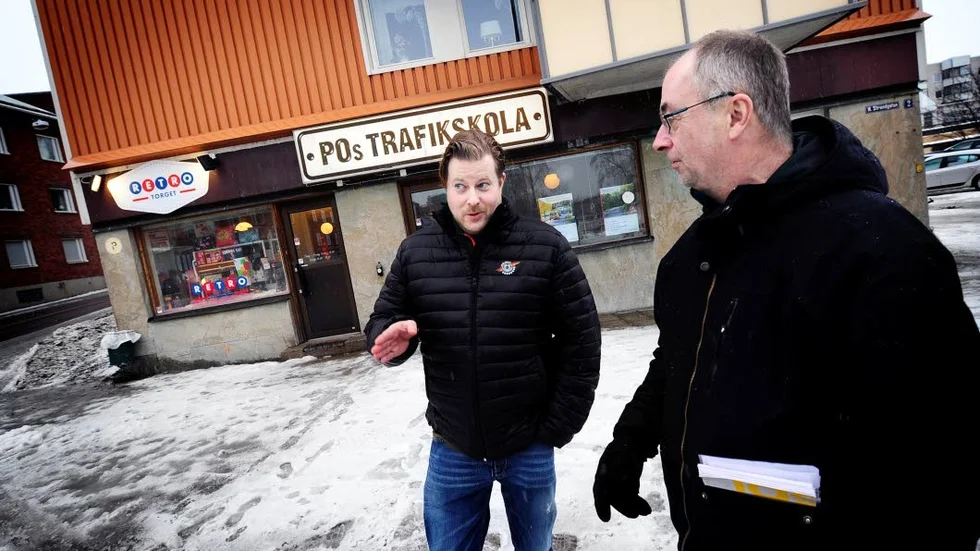 FÖRKLARAR. Daneil Johansson, trafiklärare, förklarar för Kurirens reporter Per Öbom om vad som gäller i en korsning där högerreglen ska tillämpas.