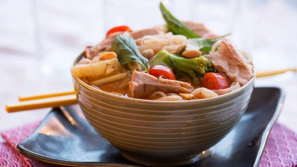 Snabblagad thai-inspirerad rätt där en burk tonfisk räcker för att den ska kännas matig och nyttig.