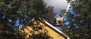 Uppdaterad: Dubbla styrkor fick kämpa med villabrand