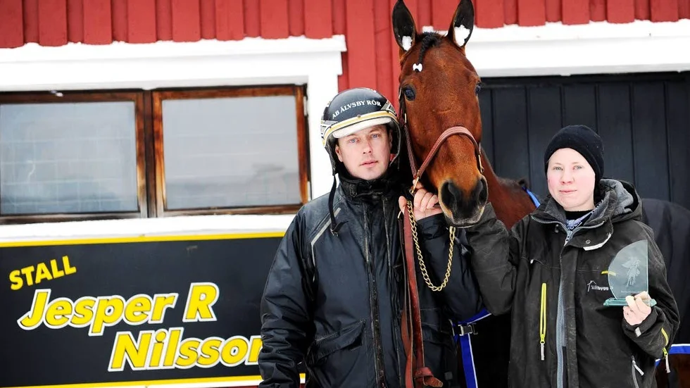 Vinnarhästen. Bodentränaren Jesper R Nilsson och skötaren Kajsa Englund med stallets stjärna och pristagare Aztec Boko.