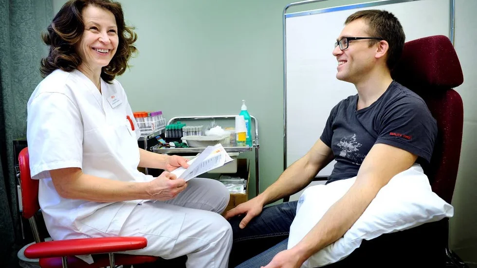KOLLAR DOKTORN. Ortopeden  Robert Oskarsen, hade blivit utvald att delta i årets stora Monica-iundersökning. För honom var det självklart att ställa upp för forskningen. Här undersöks han av biomedicinska analytikern Merja Niva.