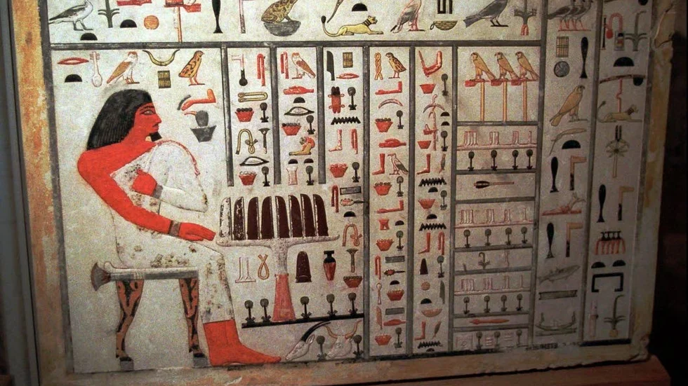 HIEROGLYFER. Ett av de finaste bevarade exemplaren av hieroglyfer från det gamla egyptiska kungariket.