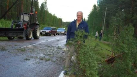RENSNING. Bror Sturk bor i byn Kannusjärvi och fick åka ut med sin traktor för att göra vägen farbar igen.