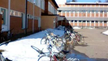 DÖDSHOT. En rektor ska knivdödas, enligt ett hot på en webbplats. Undervisningen går dock vidare.