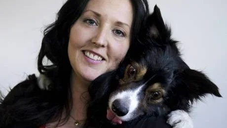 HA KUL. Victor är en bordercollie, men alla hundraser som gillar att samarbeta passar för freestyle.