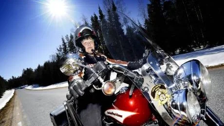 UT PÅ VÄGARNA. Äntligen kan Mirjam Ellensdotter och alla andra motorcyklister plocka fram sina hojar och ge sig ut på vägarna.