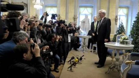 FÖRSTA MÖTET. Mario Vargas Llosa har anlänt till Stockholm och mötte på måndagen den samlade pressen för första gången. På tisdagen är det dags för hans Nobelföreläsning.