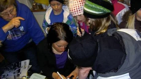 Populär. Charlotte Kalla fick spendera en hel del tid med att skriva autografer till ortens ungdomar.