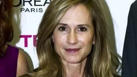 VÄRT DET. "Ibland gör jag en film trots att jag tycker manuset har vissa brister. Jag kanske gillar regissören eller rollfiguren. Och då är det värt det", säger Holly Hunter.
