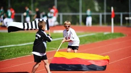 fans. Inte bara fotbollsspelare fyller Piteå i helgen. Även tillresta supportrar, som de här två som hejar på tyska SpVgg P95, finns på plats. Foto: Petra Isaksson