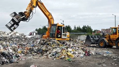 EFTERARBETE. När räddningstjänsten lämnade platsen vid 14-tiden tog personalen på avfallsanläggningen över eftersläckningsarbetet, att rota runt bland soporna och vattna på.