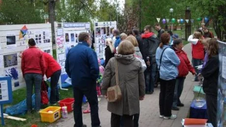MYCKET FOLK. Massor av Luleåbor kom till Stadsparken för att beskåda förskolornas utställning om vatten. Som för att hjälpa till skickade även vädrets makter ut vatten i form av duggregn.
