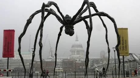 MEST KÄNDA VERKET. Den nio meter höga varianten av Maman utanför Tate Modern i London.