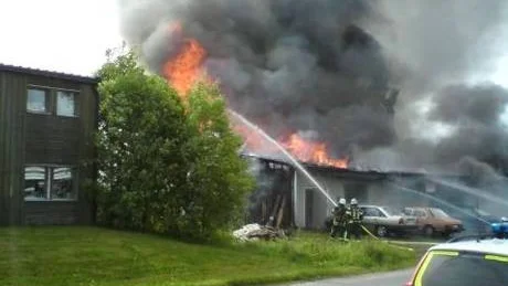 ÖVERTÄNT. Branden började i ena gaveln och spred sig sedan upp under takfoten.
