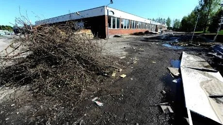 SKA STÄDAS. Fastighetsägaren Galären lovar att tomten där Boströms bilaffär en gång i tiden låg. Nästa år rivs troligen även byggnaden för att ge plats åt ny verksamhet.  Foto: Roland S Lundström